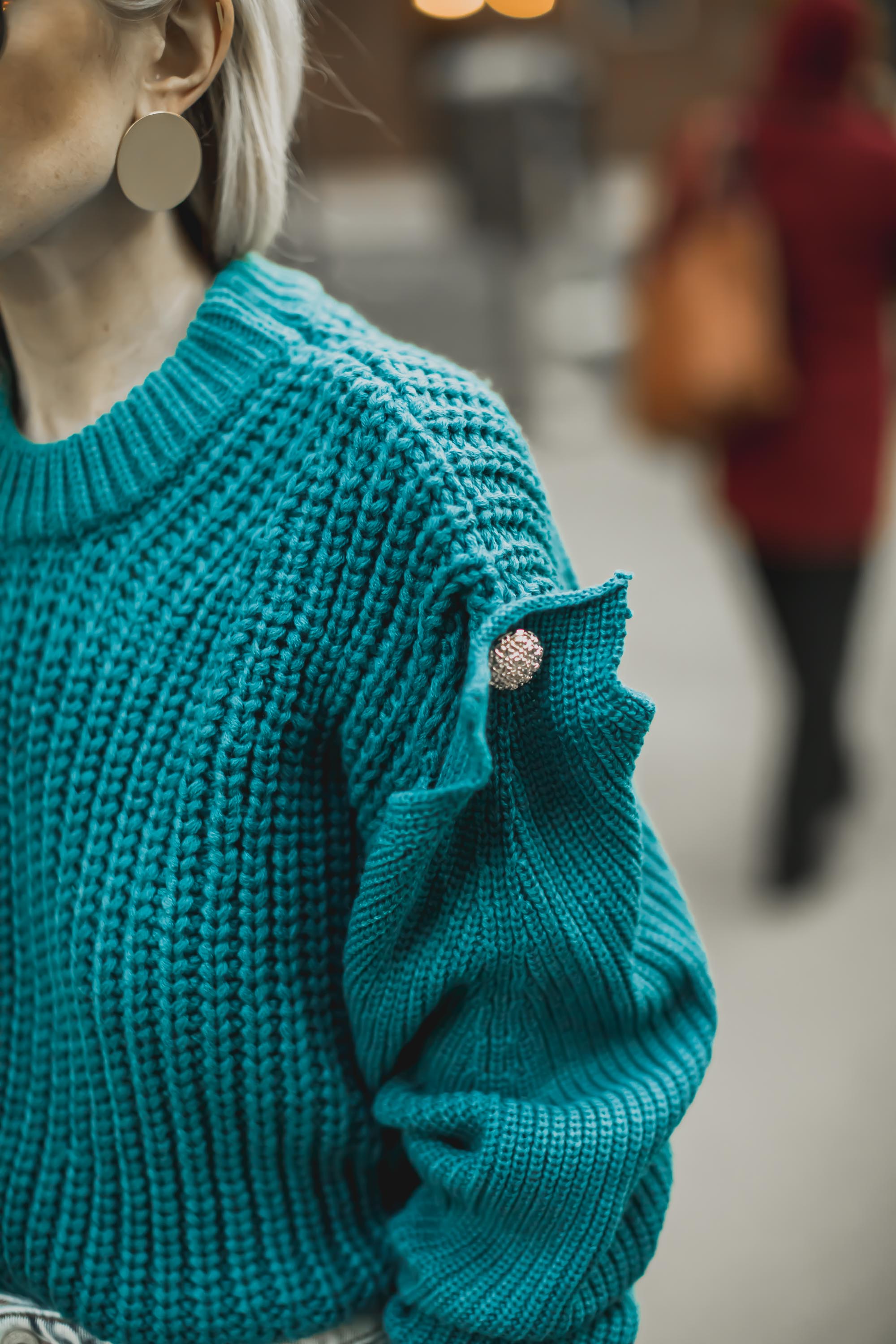 button-detail-storets-sweater-yael-steren